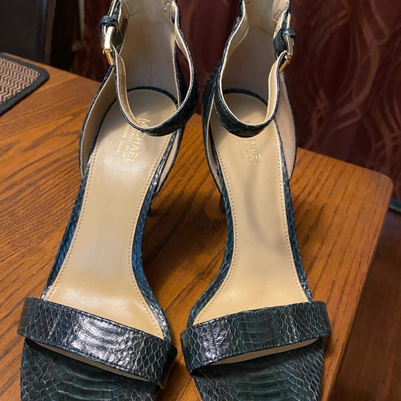 Michael Kors emerald green snake skin heels. Excellent condition. Never worn - Picture 5 of 7
